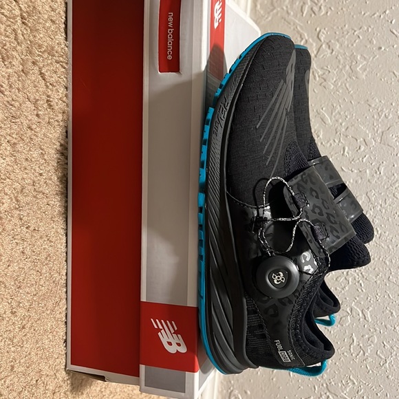 New Balance - Women Size 7.5 - Picture 2 of 6